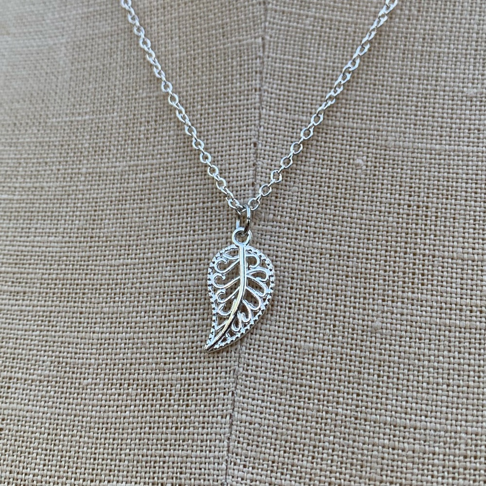 NWT Sterling Silver Plated Chain & Leaf Charm Necklace - Picture 3 of 11
